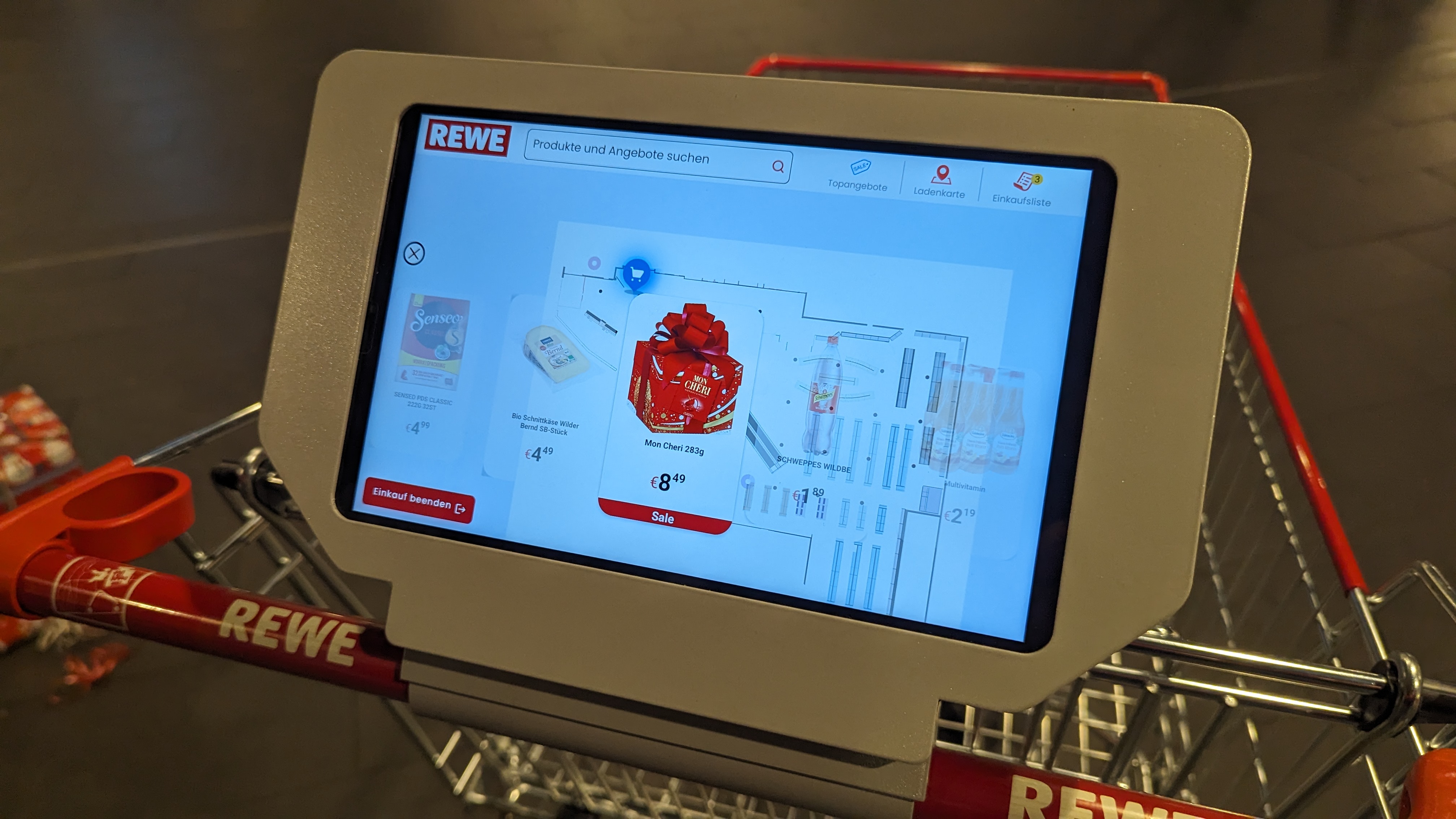Tablet-Nahaufnahme am Smart Cart