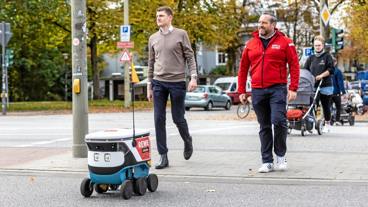 Lieferroboter auf dem Gehweg