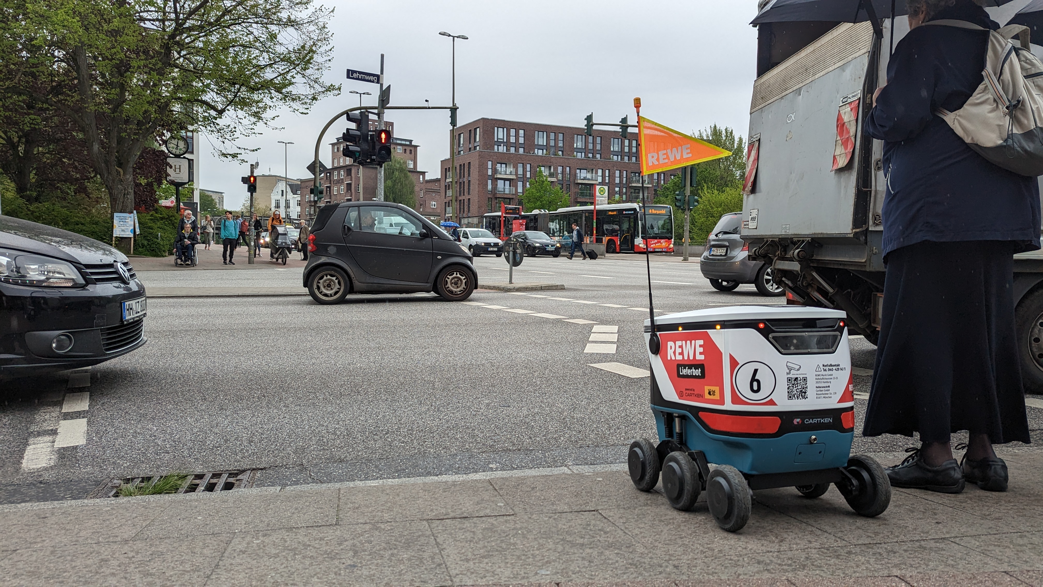 Lieferroboter wartet auf grüne Ampel
