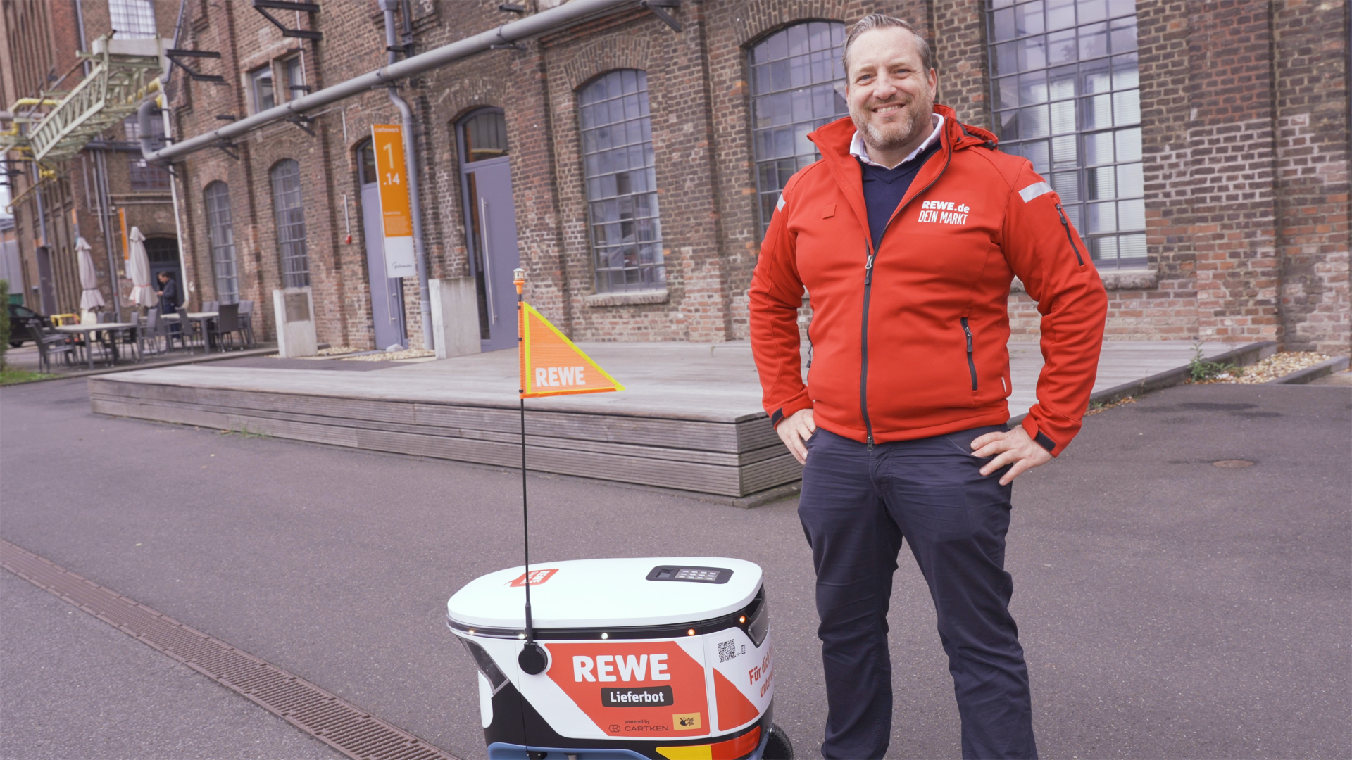 Standbild Frank Oliver Schmitz mit Roboter
